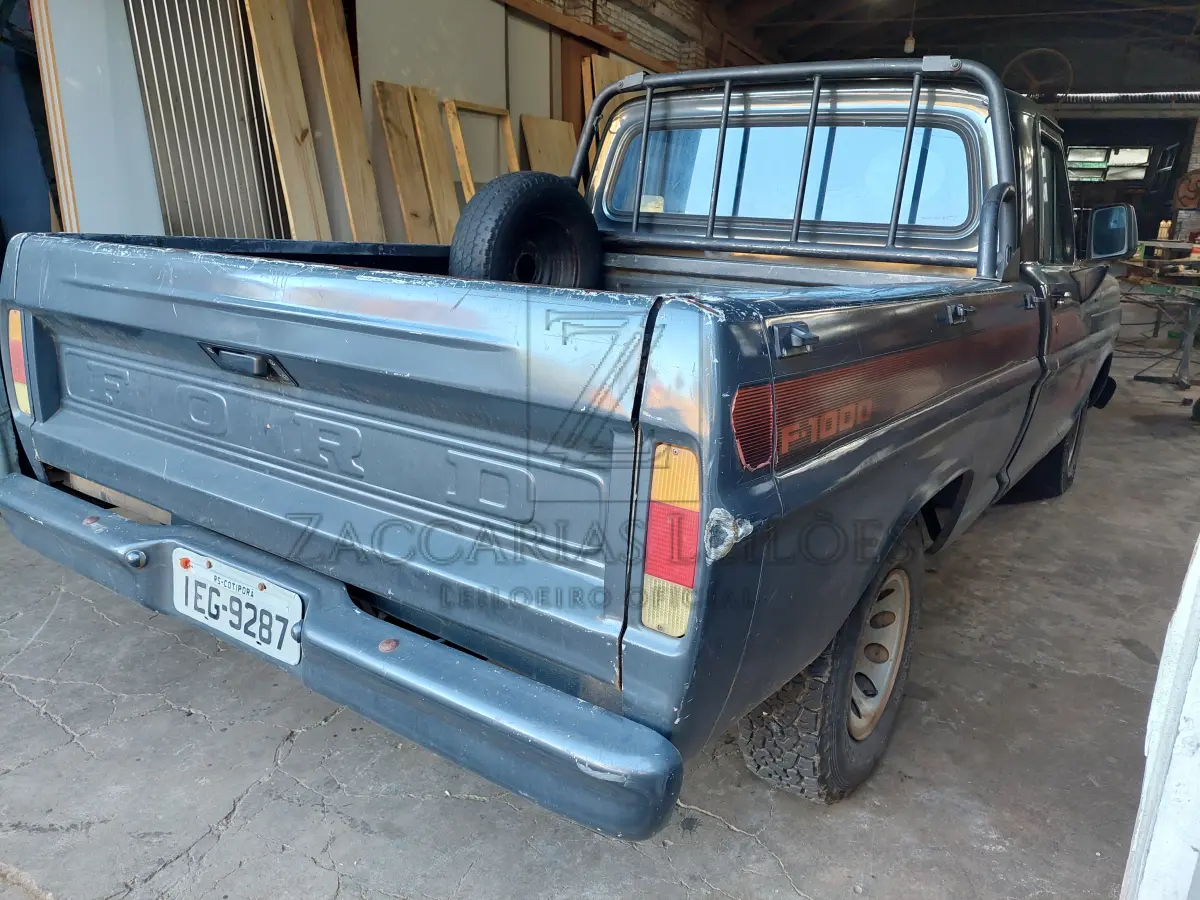 LOTE 004 - Uma camionete de marca FORD/F1000, placas IEG-9287, na cor cinza, à Diesel, ano/modelo 1990/1990, RENAVAM 582977347.