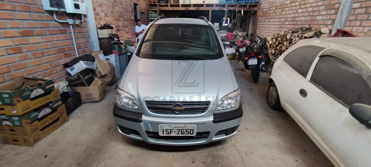 LOTE 007 - Um veículo marca GM/ZAFIRA EXPRESSION, ano/modelo 2011/2012, placas ISF-7650, cor prata, a gasolina/álcool, RENAVAM nº 00344404439, necessita reforma de motor.