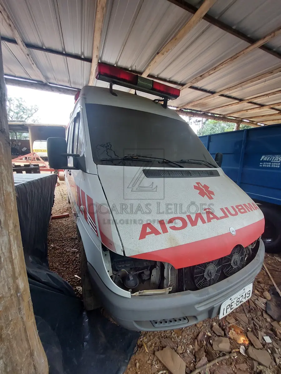LOTE 005 - AMBULÂNCIA MERCEDES BENZ SPRINTER CDI TCA, COR BRANCA, ANO/MODELO 2008/2008, A DIESEL, PLACAS IPE-8249 . Necessita de reparos no motor.