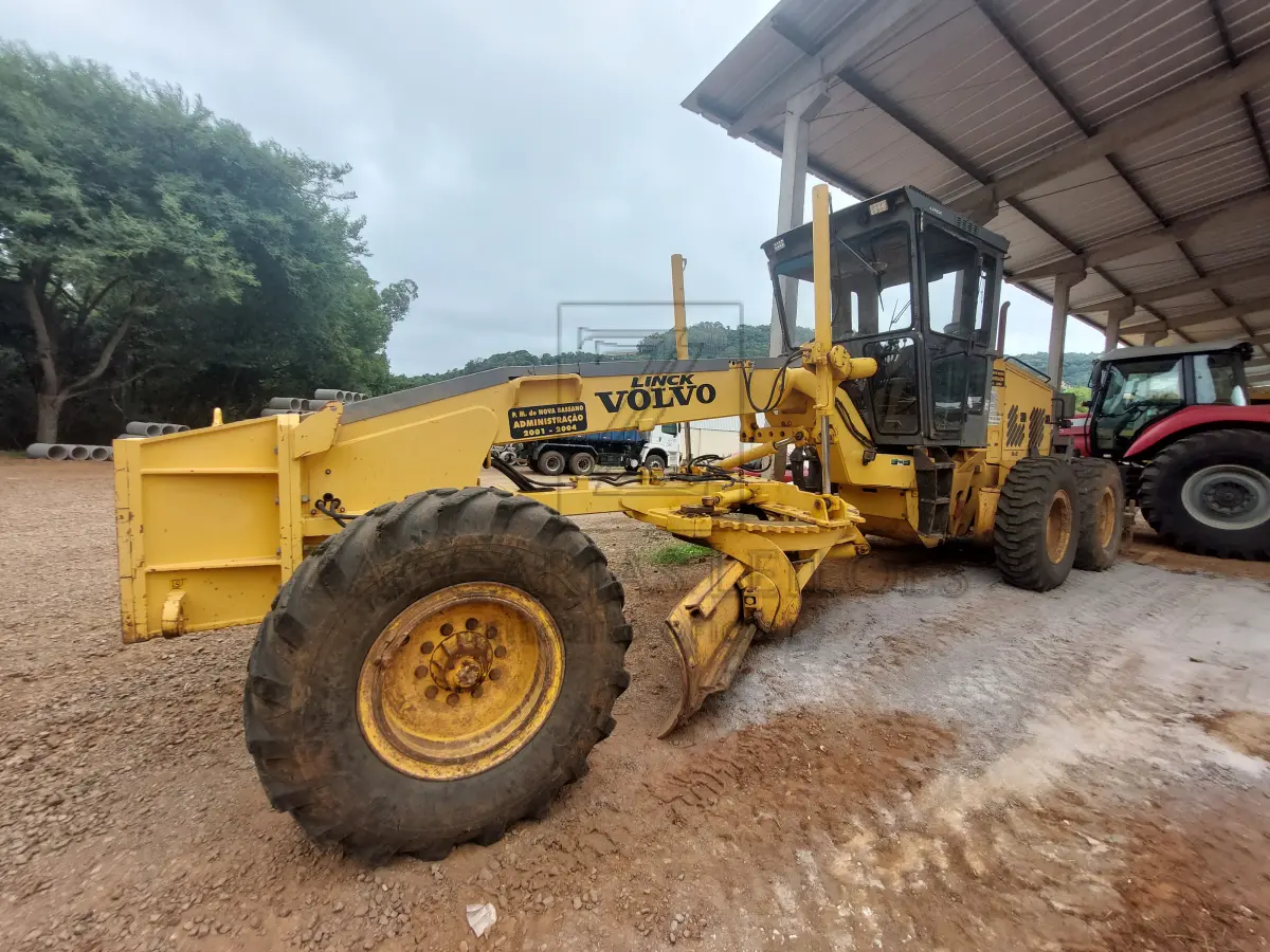 LOTE 003 - MOTONIVELADORA MARCA VOLVO, MODELO G710, Nº DE SÉRIE 4546-159, ANO 2004
