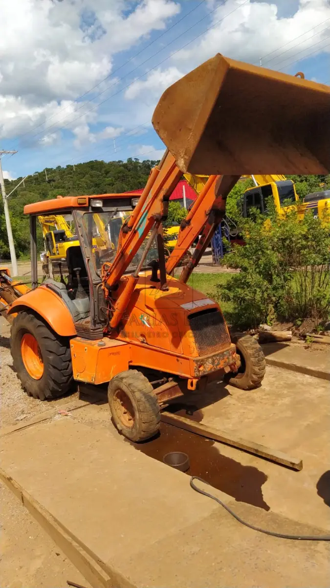 LOTE 007 - Uma retroescavadeira da marca FIATALLIS COMPACT.