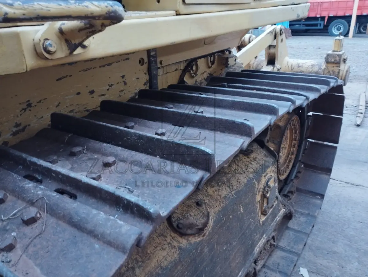 LOTE 001 - UM TRATOR DE ESTEIRA DA MARCA KOMATSU D61EX.