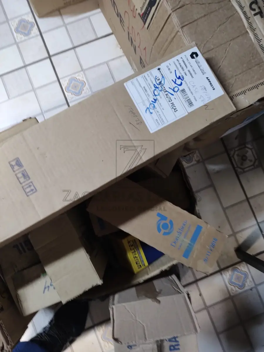 LOTE 010 - LOTE DE PEÇAS MÁQUINA CASE: 1 ABRAÇADEIRA DE METAL 127-145; 1 ACOPLAMENTO A1 17 ESTEIRAS; 6 ANÉIS 2385270; 3 ANÉIS P2930467; 1 BRAÇADEIRA A TURBINA 1 BRAÇADEIRA D; 1 BUJÃO; 2 CALÇO RETRO CASE 580M A1; 1 COPO R1; 1 COTOVELO; 4 COXINS DE MOTOR SENDO ELES DIANTEIROS E TRASEIROS; 1 FILTRO AR CONDICIONADO A2; 10 FILTROS DE AR, PRIMÁRIO E SECUNDÁRIO; 3 FILTROS HIDRÁULICOS; 1 FILTRO DE TRANSMISSÃO; 3 JUNTAS UNIVERSAIS; 3 PARAFUSOS D; 1 POLIA; 8 RETENTORES A1, C1, TRASEIRO; 1 ROLAMENTO CUBO DIANTEIRO; 2 SENSORES DE PRESSÃO DE ÓLEO; 2 VEDADORES A1 EIXO DIANTEIRO E 1 VEDADOR A1 TRANSMISSÃO