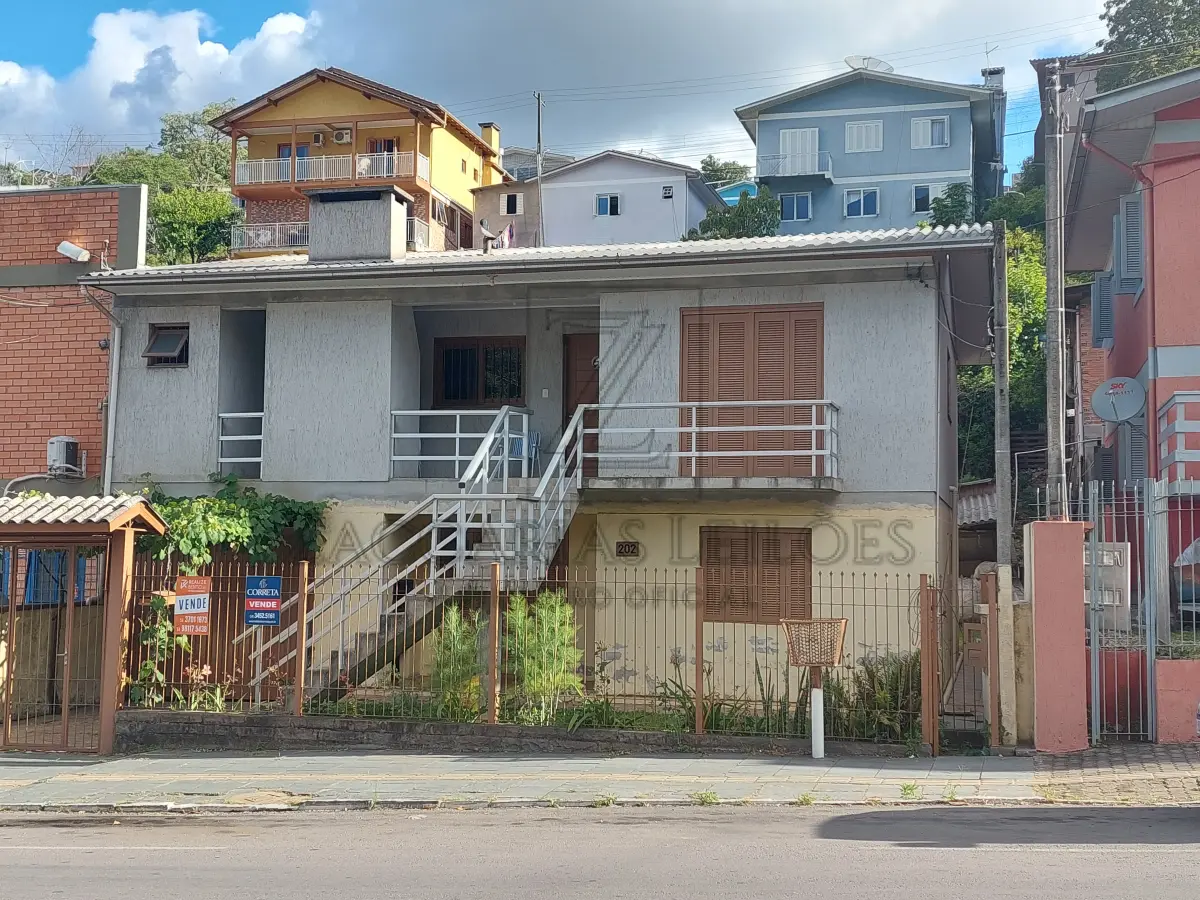 LOTE 001 - Imóvel: Lote nº 227, da Quadra L do loteamento denominado “Parque Residencial Santa  Helena IV”, localizado na zona urbana desta cidade, formando quarteirão determinado pelas  Ruas Francisco Tomasi, “C” e “H”, distando 99,00m da esquina formada pelas Ruas “C” e  “H”, com a área de 366,00m², confinando: NORTE, na extensão de 12,00m, com a Rua “C”;  SUL, na mesma extensão, com o lote nº 205 de Lex Empreendimentos Imobiliários Ltda.;  LESTE, na extensão de 30,50m, com o lote nº 228 de Lex Empreendimentos Imobiliários Ltda.;  OESTE, na mesma extensão, com o lote nº 226 de Lex Empreendimentos Imobiliários Ltda.  Matricula 30.139 do Registo de Imóveis de Bento Gonçalves RS. Benfeitorias: Localização  Rua é Elias Tadeu Dallonder, número e 202, com uma construção de alvenaria, não averbada,  com dois pavimentos de 11m por 9m cada, totalizando 198m².