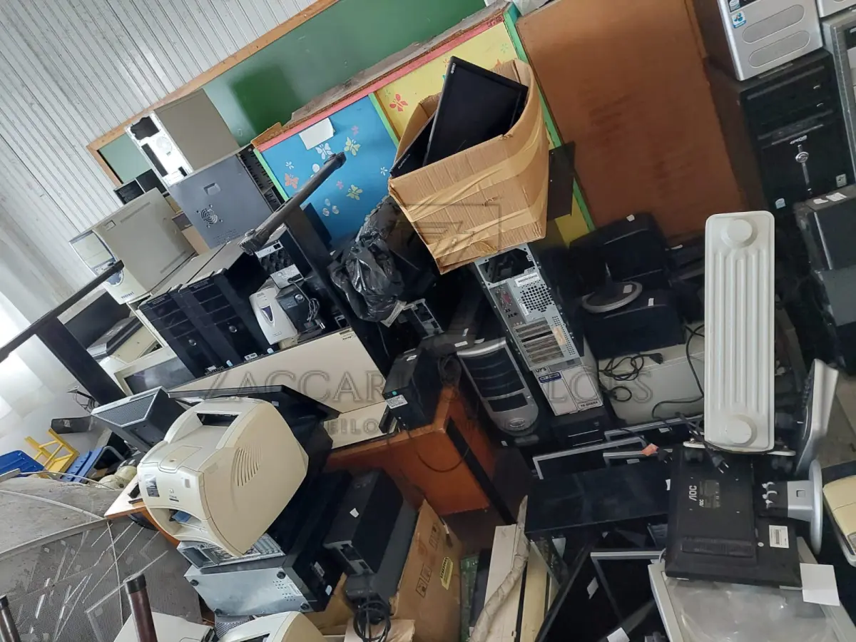 LOTE 014 - EQUIPAMENTOS DE INFORMÁTICA: aproximadamente 72 computadores/notebooks, 84  monitores, 52 impressoras, 176 nobreaks/estabilizadores, 24 itens diversos.