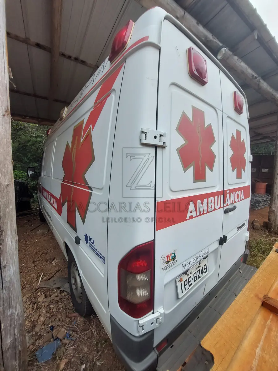 LOTE 005 - AMBULÂNCIA MERCEDES BENZ SPRINTER CDI TCA, COR BRANCA, ANO/MODELO 2008/2008, A DIESEL, PLACAS IPE-8249 . Necessita de reparos no motor.
