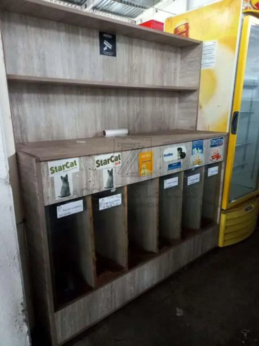 LOTE 025 - Expositor de Ração confeccionado em madeira. Está bastante danificado. Necessita reforma.