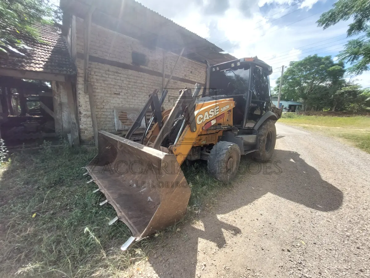 LOTE 001 - Uma retroescavadeira da marca CASE 580N, ano 2017.