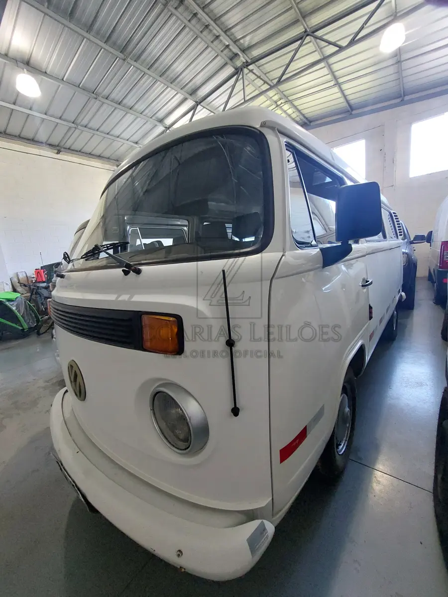 LOTE 005 - Um automóvel da marca VW-VOLKWAGEN/KOMBI, placas ILL-0729, cor branca, Gasolina/Gás natural, ano/modelo 2003/2003, RENAVAM 813595932.