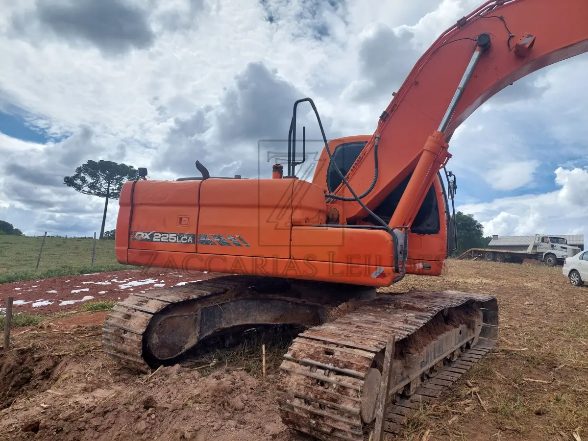 LOTE 002 - Uma escavadeira da marca DOOSAN DX225 LCA, ano 2014.