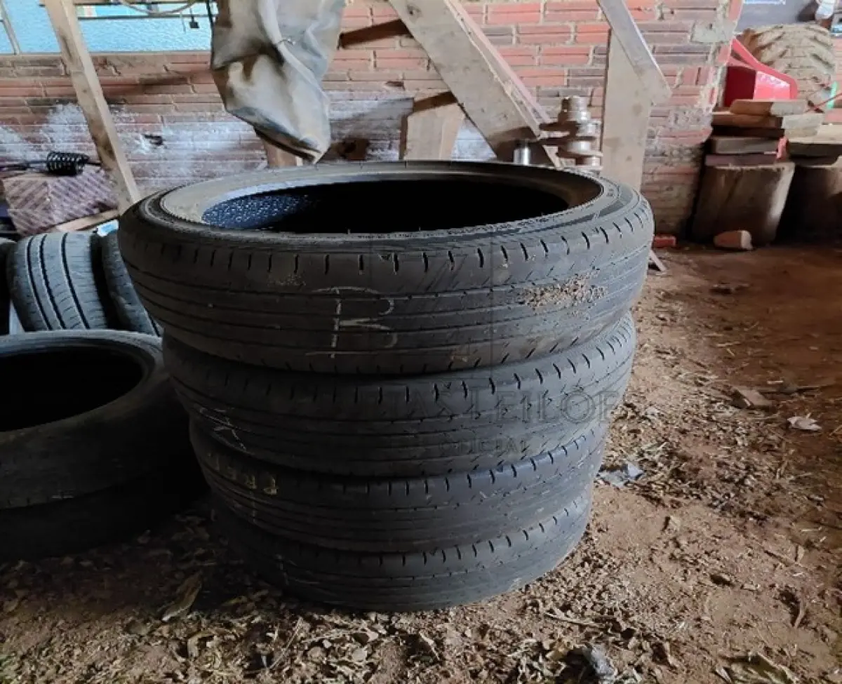 LOTE 017 - Lote de pneus em bom estado de uso.