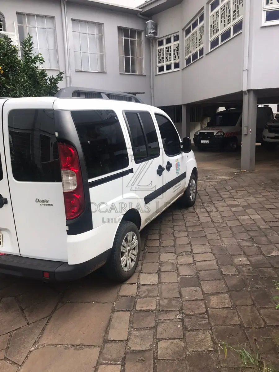 LOTE 006 - AUTOMÓVEL FIAT DOBLO ESSENCE 1.8, ANO/MODELO 2014/2014, COR BRANCA, CILINDRADA 1800CC, COMBUSTÍVEL ÁLCOOL/GASOLINA, 7 PASSAGEIROS, PLACAS IVS-0376, RENAVAM 01014367228