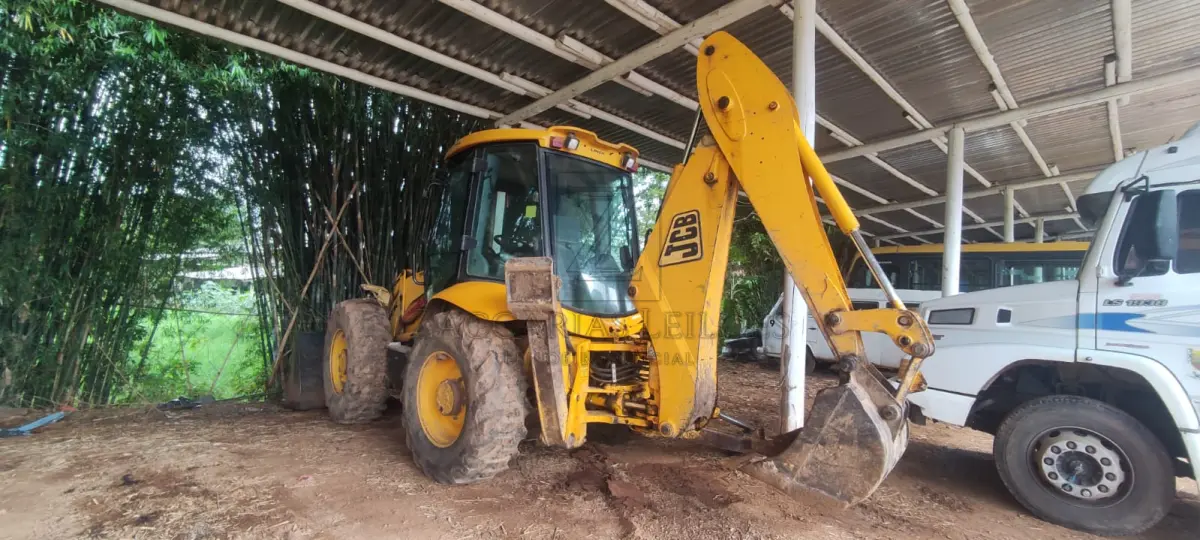 LOTE 003 - Retroescavadeira marca JCB modelo 214S, cabine fechada com ar-condicionado, ano/modelo 2006. (Bem nº 0723)