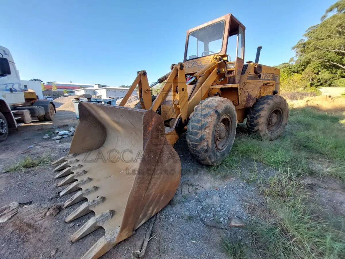 LOTE 004 - Uma carregadeira CASE W20E, ano 1996. (Bem nº 0643)