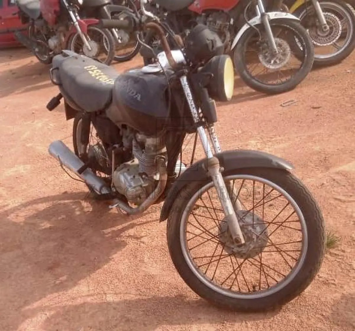 LOTE 005 - Uma motocicleta da marca HONDA CG 125 FAN, ano/modelo 2005/2005, placa IMK-8718, RENAVAM 852561172.