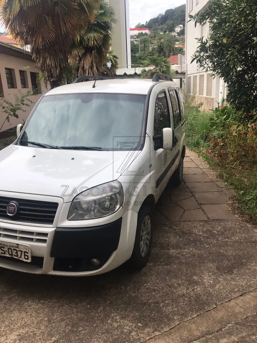 LOTE 006 - AUTOMÓVEL FIAT DOBLO ESSENCE 1.8, ANO/MODELO 2014/2014, COR BRANCA, CILINDRADA 1800CC, COMBUSTÍVEL ÁLCOOL/GASOLINA, 7 PASSAGEIROS, PLACAS IVS-0376, RENAVAM 01014367228
