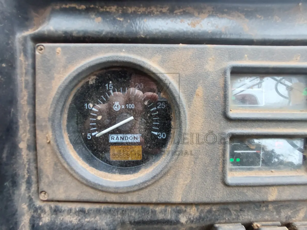 LOTE 002 - RETROESCAVADEIRA MARCA RANDON, MODELO RD 406, ANO 2018, TARA 7.100KG