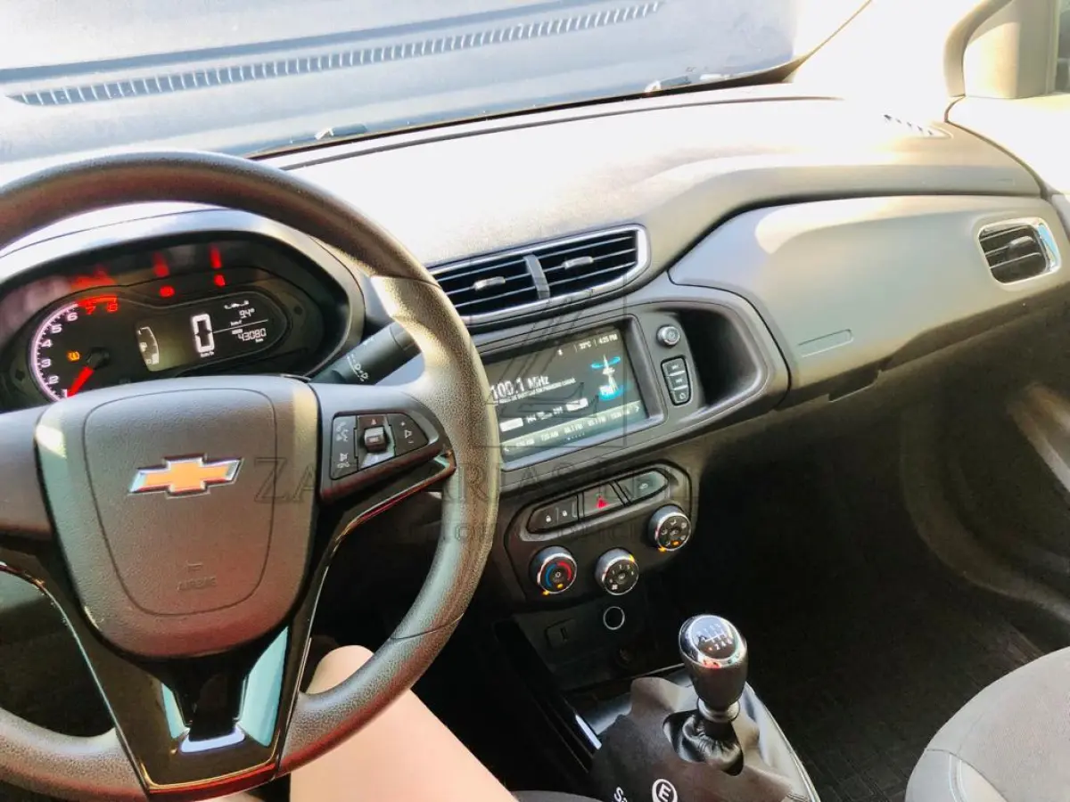 LOTE 001 - UM AUTOMÓVEL DA MARCA CHEVROLET/PRISMA 1.3MT LT, ANO/MODELO  2019/2019, COR PRETA, PLACAS QJQ-5966.