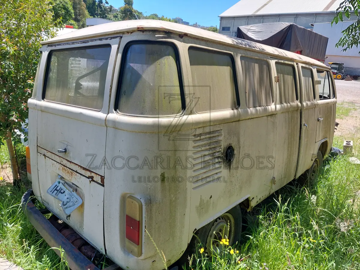 LOTE 003 - Veículo da marca VOLKSWAGEN/KOMBI, placas IHP-7637, tipo camioneta, ano/modelo  1993/1994, RENAVAM 00582850606, a gasolina.