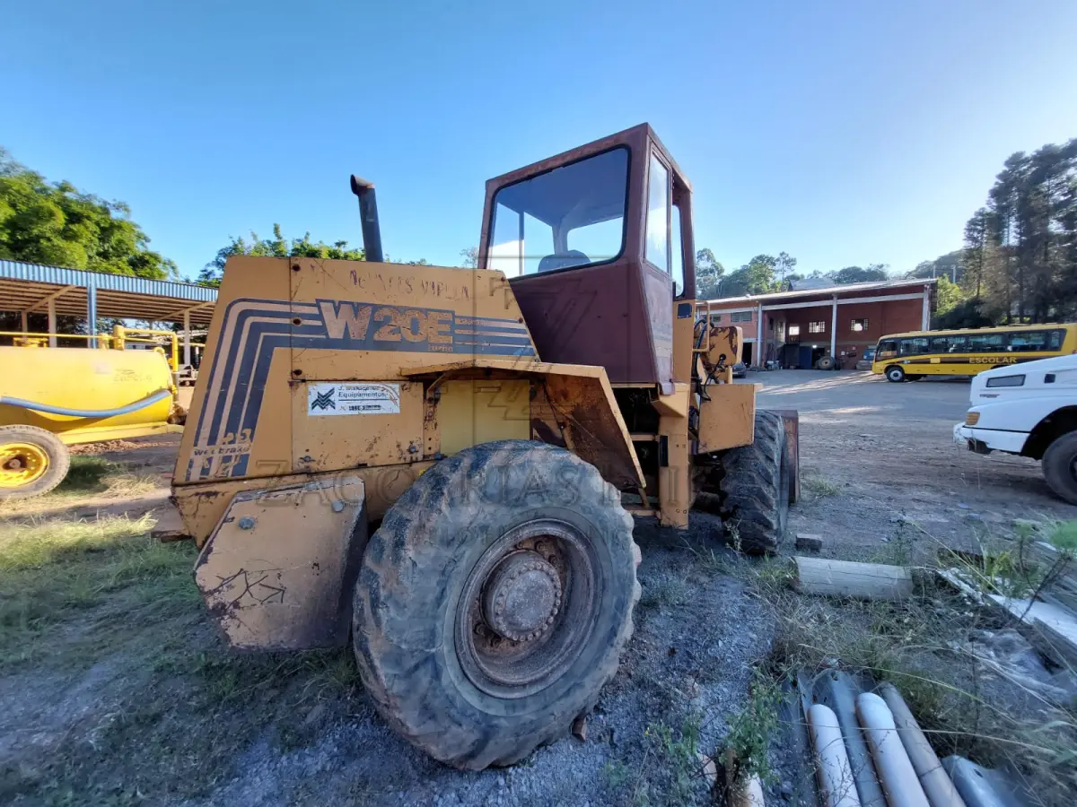 LOTE 004 - Uma carregadeira CASE W20E, ano 1996. (Bem nº 0643)