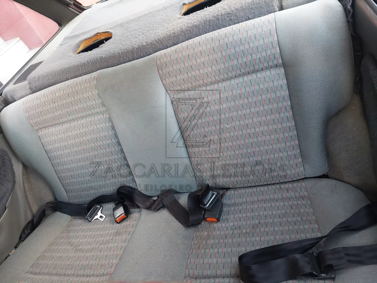 LOTE 003 - Um automóvel da marca VW-VOLKSWAGEN/PARATI GL 1.8, ano/modelo 1993/1993, cor vermelha, placas IAZ-7H68, RENAVAM 611971097.