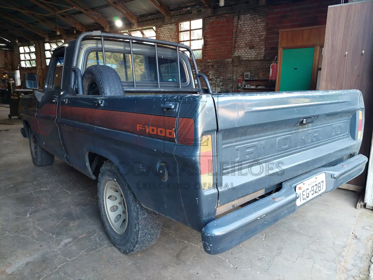 LOTE 004 - Uma camionete de marca FORD/F1000, placas IEG-9287, na cor cinza, à Diesel, ano/modelo 1990/1990, RENAVAM 582977347.
