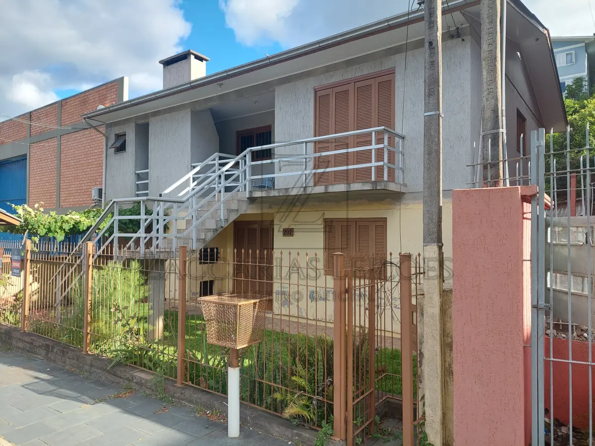 LOTE 001 - Imóvel: Lote nº 227, da Quadra L do loteamento denominado “Parque Residencial Santa  Helena IV”, localizado na zona urbana desta cidade, formando quarteirão determinado pelas  Ruas Francisco Tomasi, “C” e “H”, distando 99,00m da esquina formada pelas Ruas “C” e  “H”, com a área de 366,00m², confinando: NORTE, na extensão de 12,00m, com a Rua “C”;  SUL, na mesma extensão, com o lote nº 205 de Lex Empreendimentos Imobiliários Ltda.;  LESTE, na extensão de 30,50m, com o lote nº 228 de Lex Empreendimentos Imobiliários Ltda.;  OESTE, na mesma extensão, com o lote nº 226 de Lex Empreendimentos Imobiliários Ltda.  Matricula 30.139 do Registo de Imóveis de Bento Gonçalves RS. Benfeitorias: Localização  Rua é Elias Tadeu Dallonder, número e 202, com uma construção de alvenaria, não averbada,  com dois pavimentos de 11m por 9m cada, totalizando 198m².