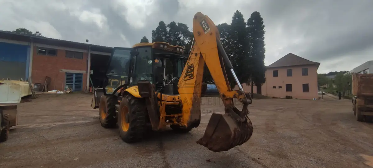 LOTE 001 - Uma retroescavadeira JCB 4CX, ano 2008, cabine fechada, com ar-condicionado (Bem nº 0740).