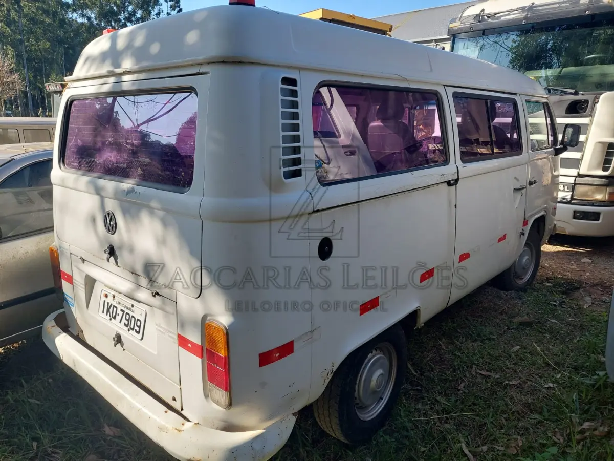 LOTE 004 - Veículo da marca Volkswagen/KOMBI, placas IKQ-7909, tipo passageiro ano/modelo  2002/2002, RENAVAM 00782599842, a gasolina.