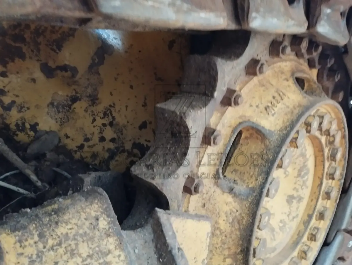 LOTE 001 - UM TRATOR DE ESTEIRA DA MARCA KOMATSU D61EX.