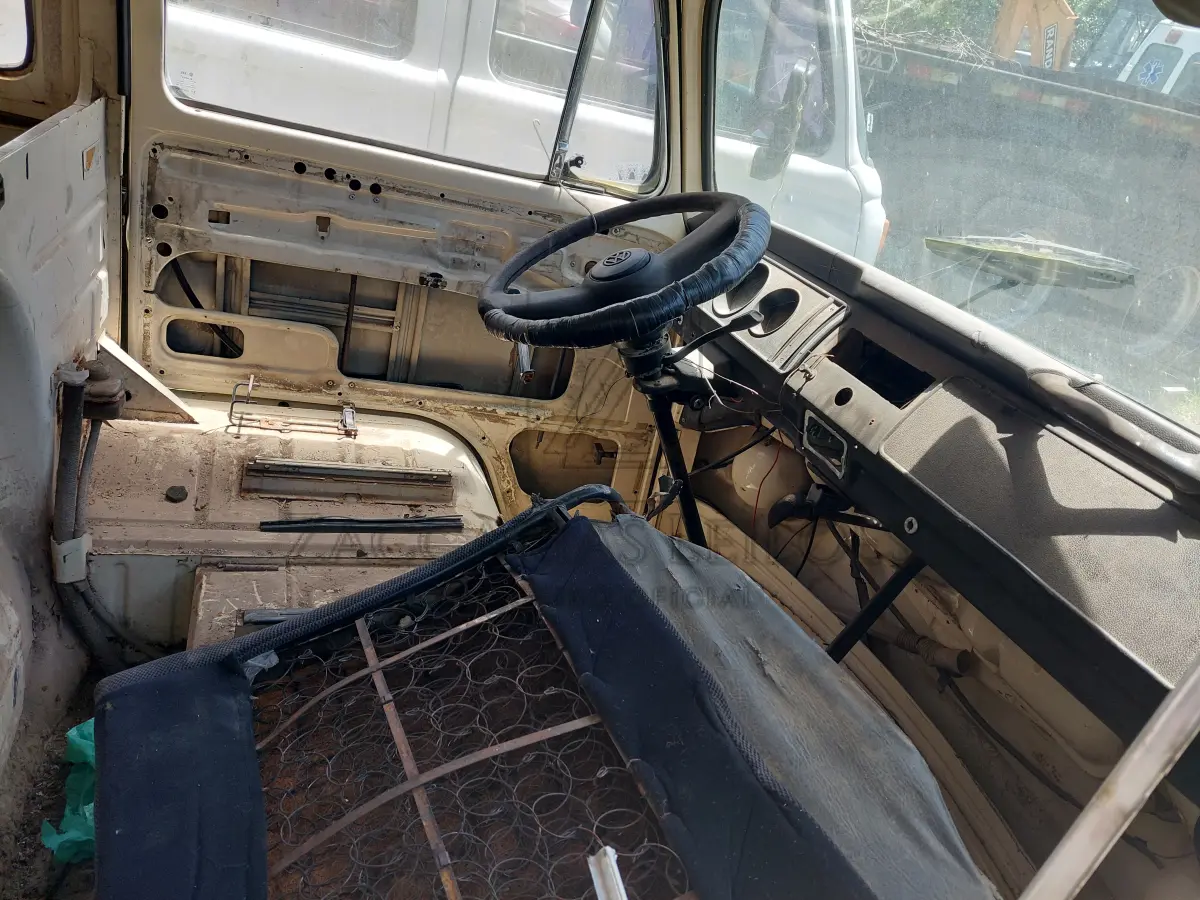 LOTE 003 - Veículo da marca VOLKSWAGEN/KOMBI, placas IHP-7637, tipo camioneta, ano/modelo  1993/1994, RENAVAM 00582850606, a gasolina.