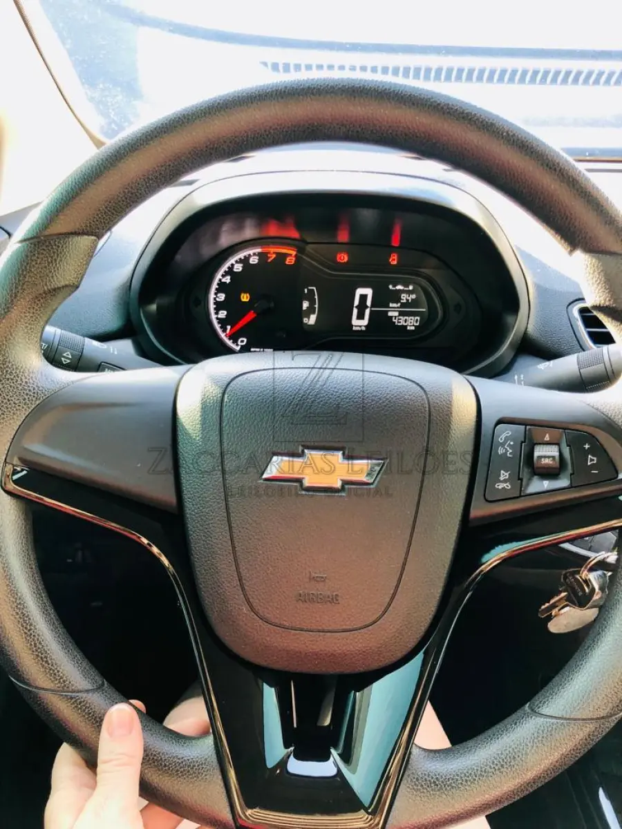 LOTE 001 - UM AUTOMÓVEL DA MARCA CHEVROLET/PRISMA 1.3MT LT, ANO/MODELO  2019/2019, COR PRETA, PLACAS QJQ-5966.