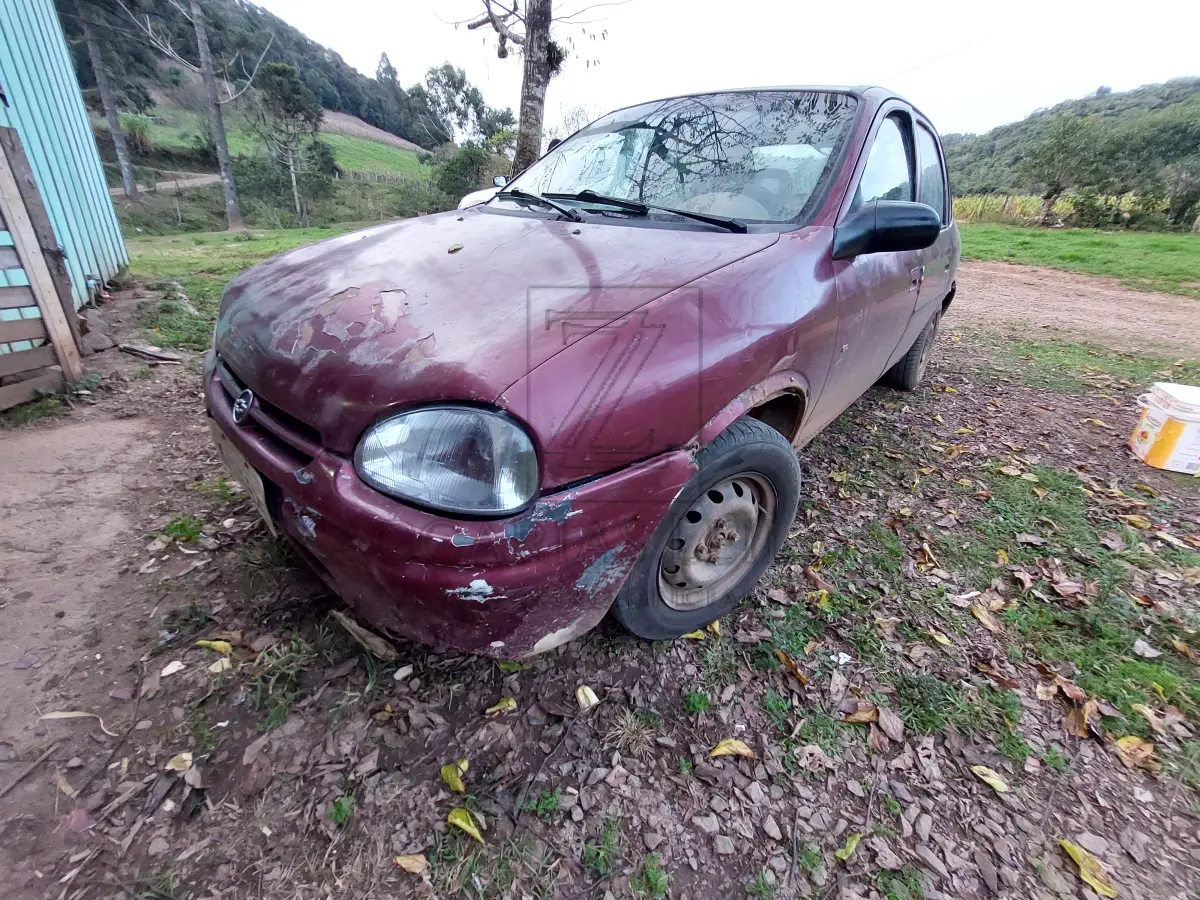 LOTE 006 - Um VEÍCULO GM/CORSA GL, VERMELHO, PLACAS IET5525, RENAVAM 591620049,  ANO/MODELO 1996/1996.