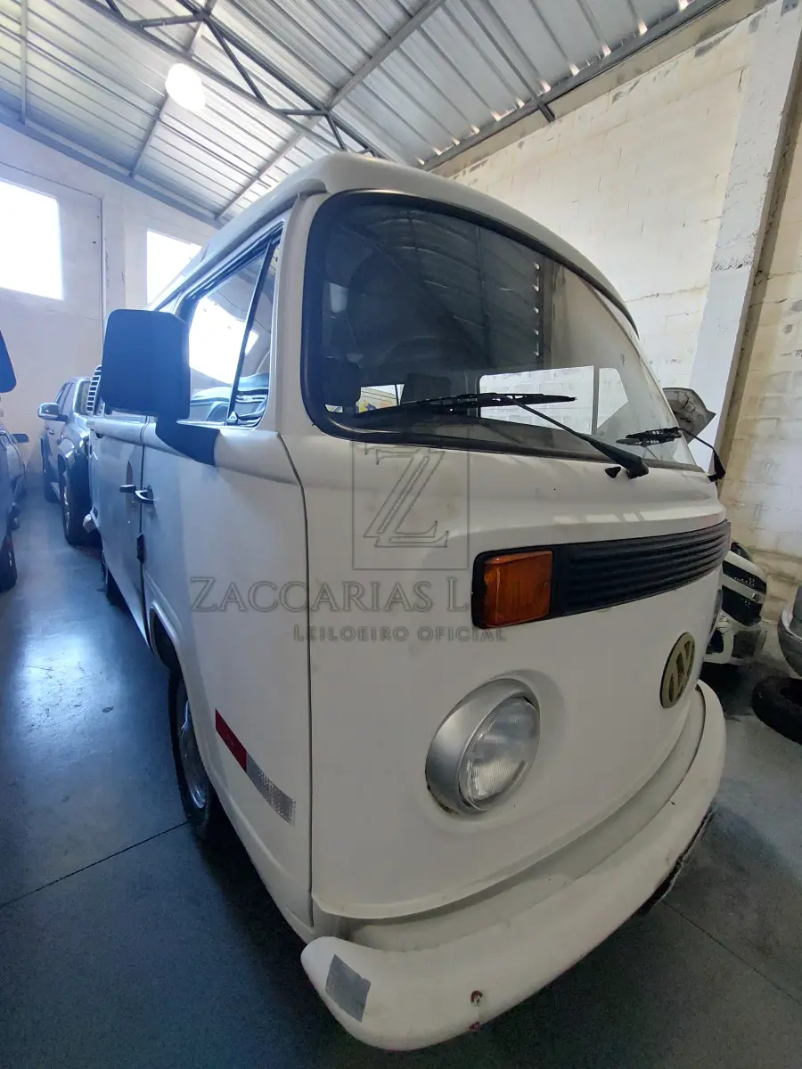 LOTE 005 - Um automóvel da marca VW-VOLKWAGEN/KOMBI, placas ILL-0729, cor branca, Gasolina/Gás natural, ano/modelo 2003/2003, RENAVAM 813595932.