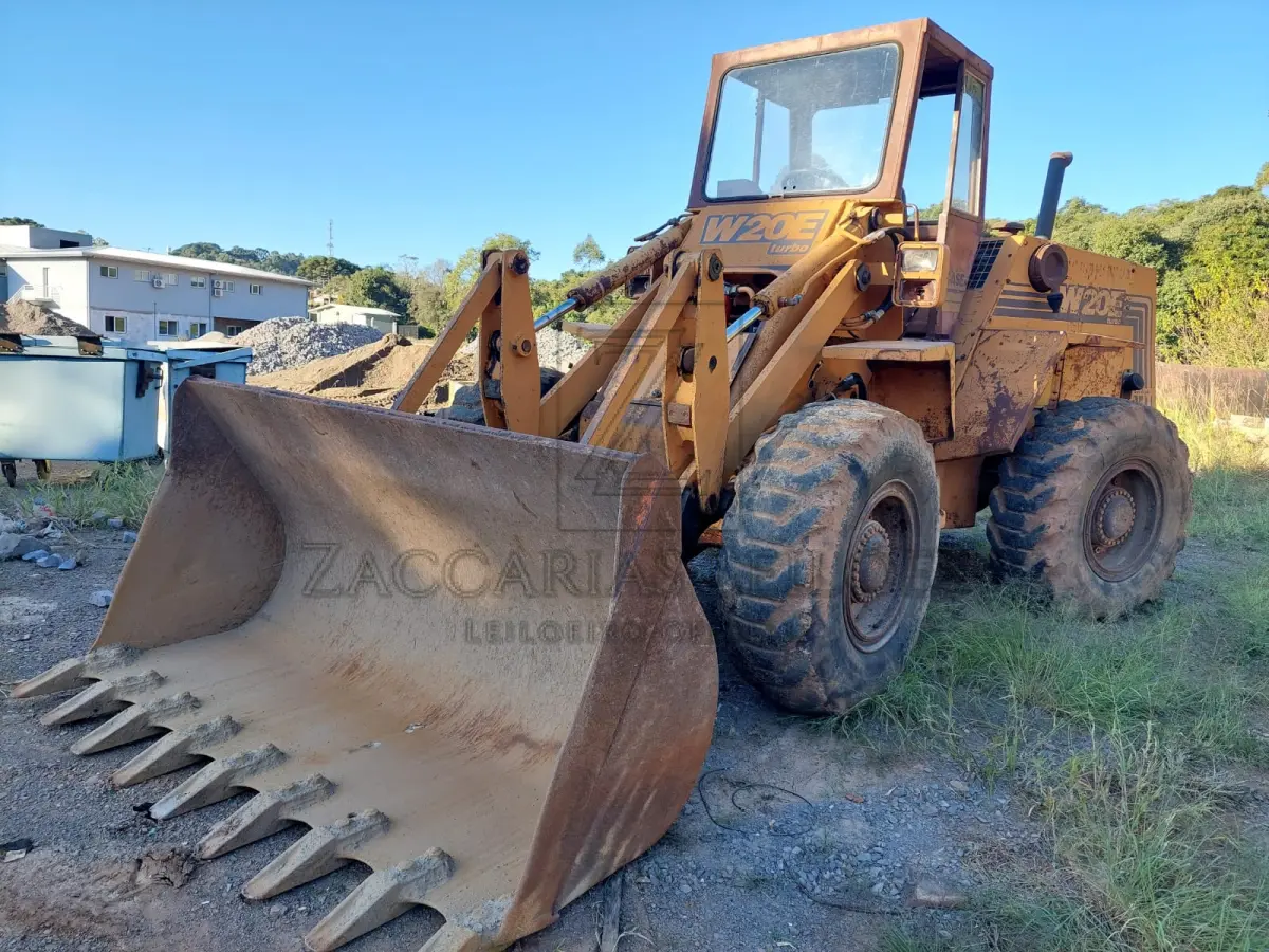LOTE 004 - Uma carregadeira CASE W20E, ano 1996. (Bem nº 0643)
