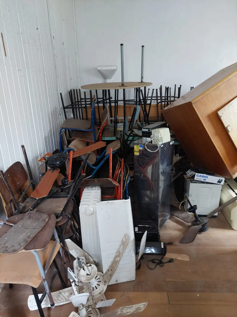 LOTE 015 - MÓVEIS: aproximadamente 257 cadeiras, entre elas escolares, pré escolar, giratória, fixas;  122 classes escolares e pré-escolares; 6 balcões em madeira/mdf; 14 birôs em mdf e em  madeira; 10 armários em madeira e mdf; 15 mesas, entre elas uma de ping pong, redondas  escolares; arquivo az em metal na cor cinza, quatro gavetas; 8 quadros, entre eles mural,  negro e quadro branco; 4 suportes para televisor em metal na cor preta; pia inox, duas  cubas, tam: 1,60 x 0,80m; 31 longarinas três, dois, quatro e cinco lugares; 2 estantes em  madeira na cor cerejeira; 2 camas de solteiro em mdp na cor café; suporte para mastro em  madeira na cor cerejeira, com três bandeiras; divisórias suspensas com vidro – biombos;  biombo em madeira, tam. 1,90 x 1,60 m; 3 bancos 3 lugares, 4 escadas em metal; 5  mimeógrafos, 28 berços em metal, 2 antenas parabólicas.