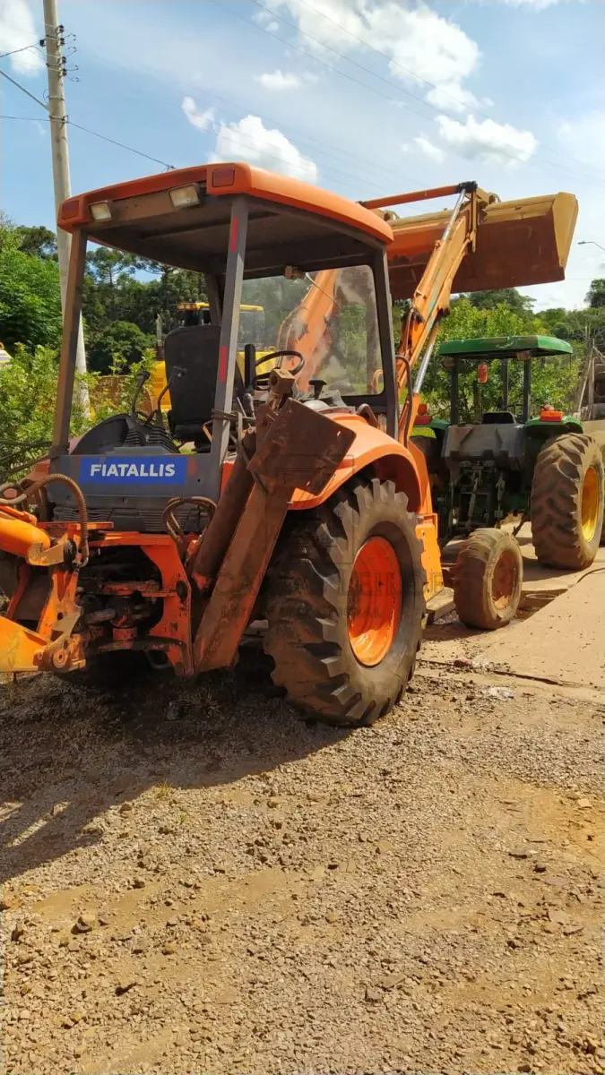 LOTE 007 - Uma retroescavadeira da marca FIATALLIS COMPACT.