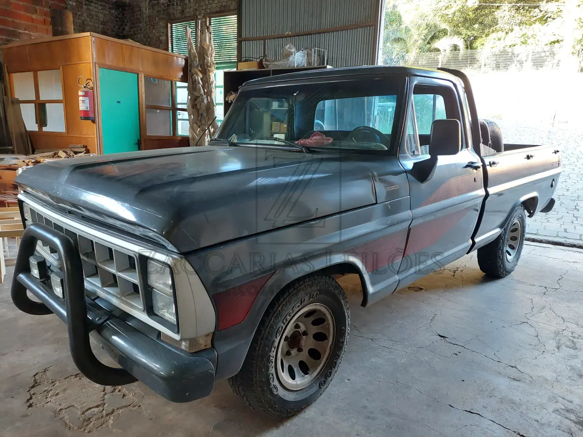 LOTE 004 - Uma camionete de marca FORD/F1000, placas IEG-9287, na cor cinza, à Diesel, ano/modelo 1990/1990, RENAVAM 582977347.