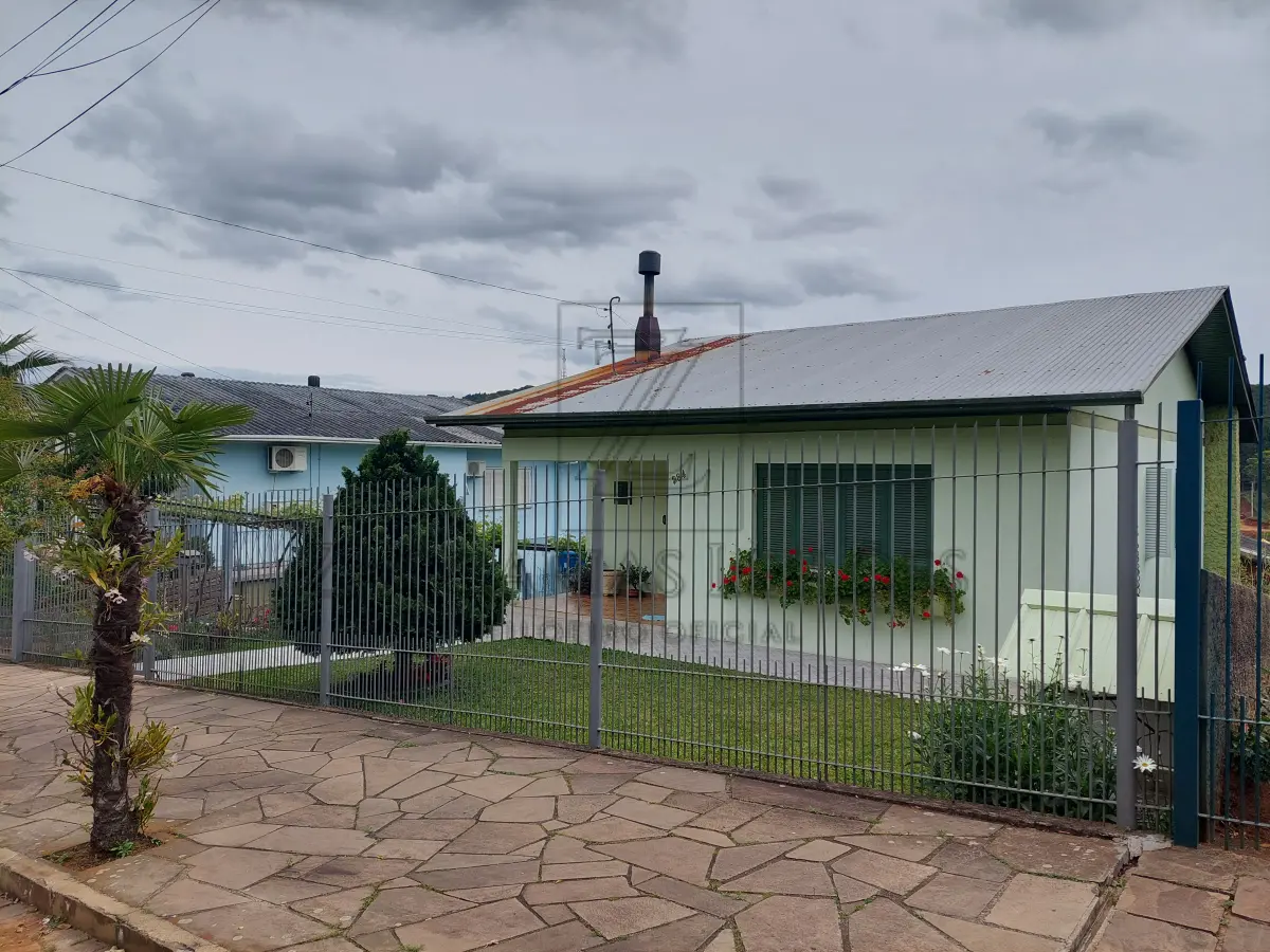 LOTE 001 - Bem: IMÓVEL: Um terreno urbano, constituído do lote n° 5 com aproximadamente 400m², com 17 metros ao leste de frente para a Rua Domingos Todeschini, no Bairro Cristo Redentor, cidade de Nova Bassano e 17,30 metros na parte oeste ao lado do lote n° 16; 21,50 metros ao lado com o lote n° 9 e 23,20 com o lote n° 4, terreno este dentro de área maior conforme transcrição número 7.708, folha 191, do Livro 3/J, datada de 03 de outubro de 1947, e do teor seguinte: parte do lote rural número vinte e oito, parte do lote rural número trinta e parte do lote rural número vinte e oito "A"(sobra) todos da Linha Benjamin Constant, Segundo distrito, o primeiro com a área de sessenta e dois mil oitocentos quarenta e sete metros quadrados, o segundo com a área de duzentos setenta mil - metros quadrados e a sobra com a área de setenta e sete mil quinhentos cinquenta e sete metros quadrados, perfazendo assim uma área total de quatrocentos dez mil quatrocentos e quatro metros quadrados, confrontando todo o imóvel: ao Norte, com os lotes números vinte e cinco e vinte e três "A" (sobra) daLinha Anita Garibaldi; ao Sul, com o travessão de frente; a Este, com:' C. os números vinte e oito e vintee seis "A" (sobra) da Linha Benjamin Constante a Oeste, com os números trinta e dois da Linha Benjamin Constant, vinte sete da Linha Annita Garibaldi e trinta e dois "A" (sobra) da Linha Benjamin Constant. (as) Wenceslina L. Zanettini, Oficial. Origens: 4.173, 4.174, 6.862, 6.863, 6.864, 6.865, 6.866, 6.884, 6.885, 6.886, 6.887, 7.285. No terreno citado acima, encontra-se construída uma residência mista, alvenaria e madeira, com 212 m² de área construída, de dois pavimentes, composta por 4 dormitórios, sala, cozinha, 2 banheiros, lavanderia externa com 20 m² e amplo pátio cercado. A residência possui fácil acesso, rua pavimentada, com sua construção em perfeito estado, sem trincas ou fissuras, com sua pintura em boa qualidade.