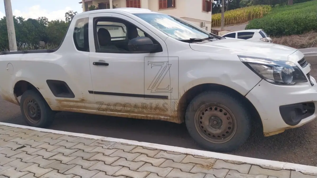 LOTE 004 - Uma camionete da marca GM-CHEVROLET/MONTANA LS, placas IUL-5996, na cor branca, carroceria aberta, ano/modelo 2013/2013, RENAVAM 00546009522.