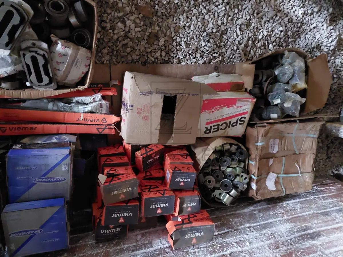 LOTE 013 - PEÇAS IVECO: 3 elementos de filtro, 9 amortecedores diversos, 8 articulações axiais, 20 pares de pastilha de freio, 2 palhetas de para-brisa, 1 junta de cabeçote, 2 conjuntos de mancais, 1 bomba hidráulica, 4 kits de embreagem, 2 serpentinas de direção, 55 buchas de suspensão tamanho maior, Aprox. 100 buchas de suspensão tamanho menor, 12 pivôs suspensão, 30 terminais direção e Aprox. 40 buchas estabilizadoras, duas descargas.