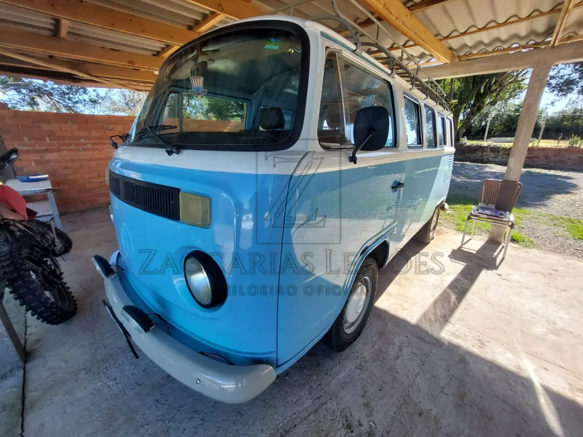 LOTE 011 - Um automóvel da marca VW-VOLKSWAGEM/KOMBI, na cor azul, de placas IEP-2I06, ano/modelo 1995/1996, RENAVAM 650819489.