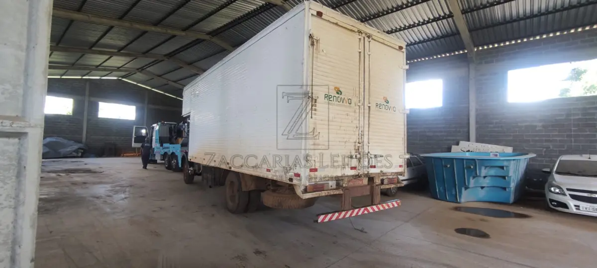LOTE 001 - Um caminhão da marca MERCEDES BENZ/L 1113, placas IHH-3209, com baú, na cor azul, ano/modelo 1977/1977, RENAVAM 00577884166, sem funcionamento (motor fundido), sem freios, pneus em mau estado de conservação, lataria e estofamentos em regular estado, vidros, espelhos e faróis em bom estado.
