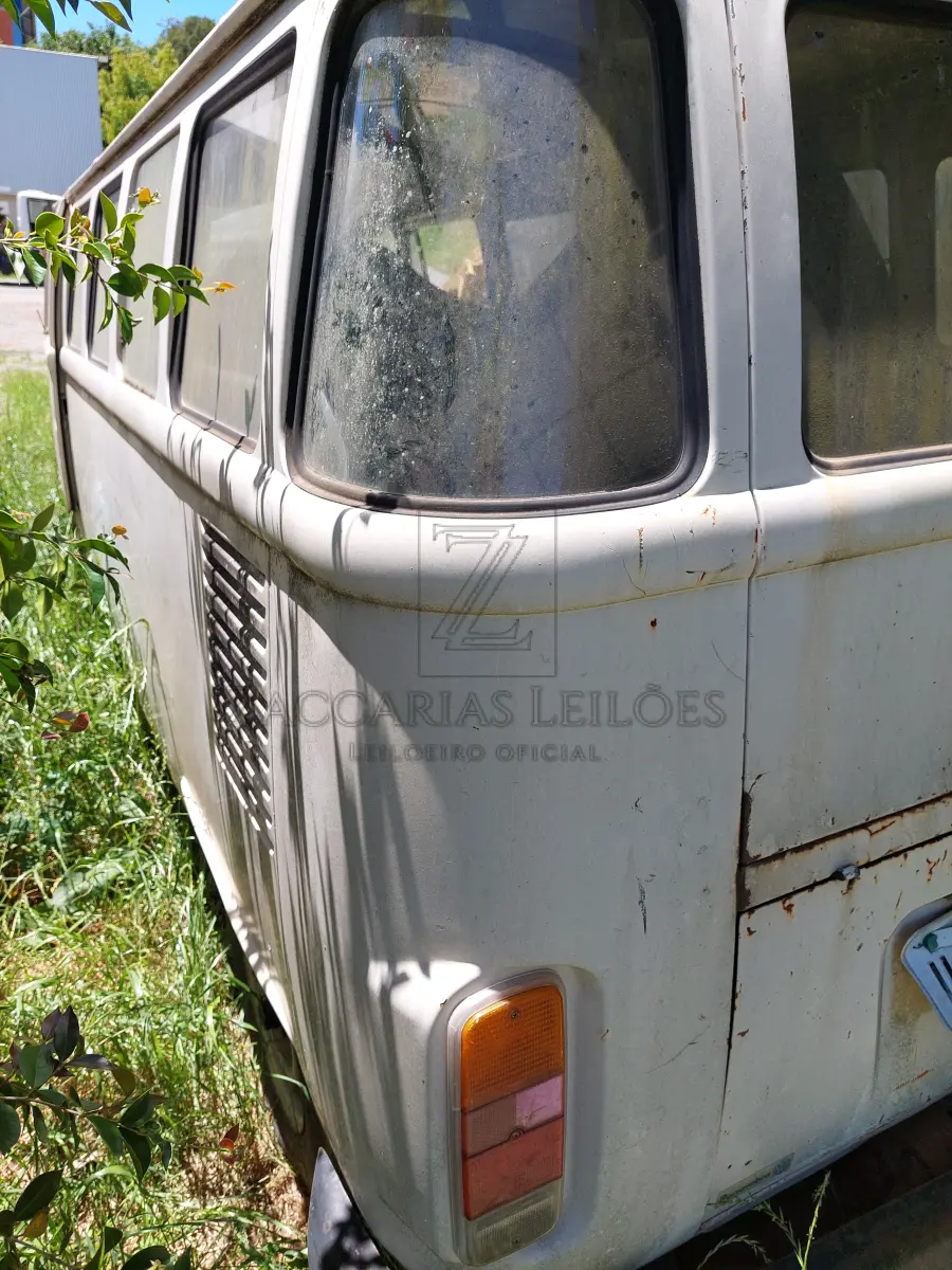LOTE 003 - Veículo da marca VOLKSWAGEN/KOMBI, placas IHP-7637, tipo camioneta, ano/modelo  1993/1994, RENAVAM 00582850606, a gasolina.