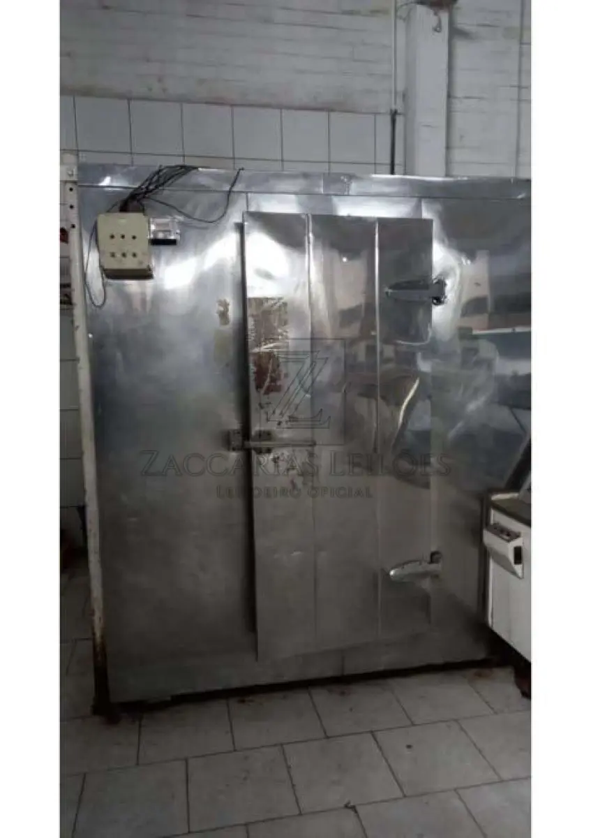 LOTE 013 - Uma câmara fria equipada com motor ventilado marca delta (motor está dentro da câmara fria). está com motor em bom estado, portanto apta a funcionar. O equipamento possui cerca de 2 x 2 m.