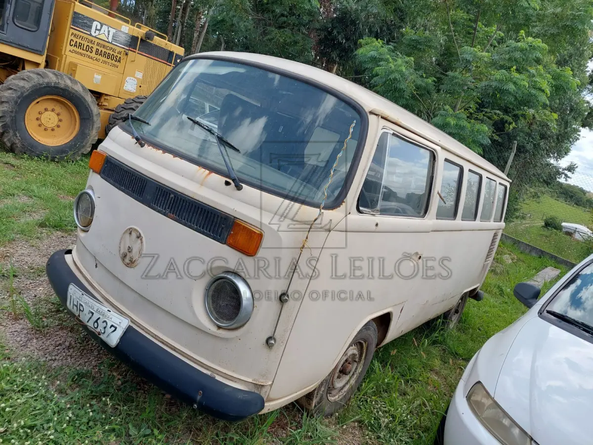 LOTE 003 - Veículo da marca VOLKSWAGEN/KOMBI, placas IHP-7637, tipo camioneta, ano/modelo  1993/1994, RENAVAM 00582850606, a gasolina.