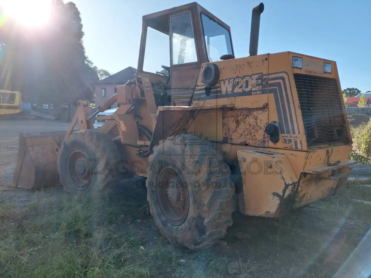 LOTE 004 - Uma carregadeira CASE W20E, ano 1996. (Bem nº 0643)