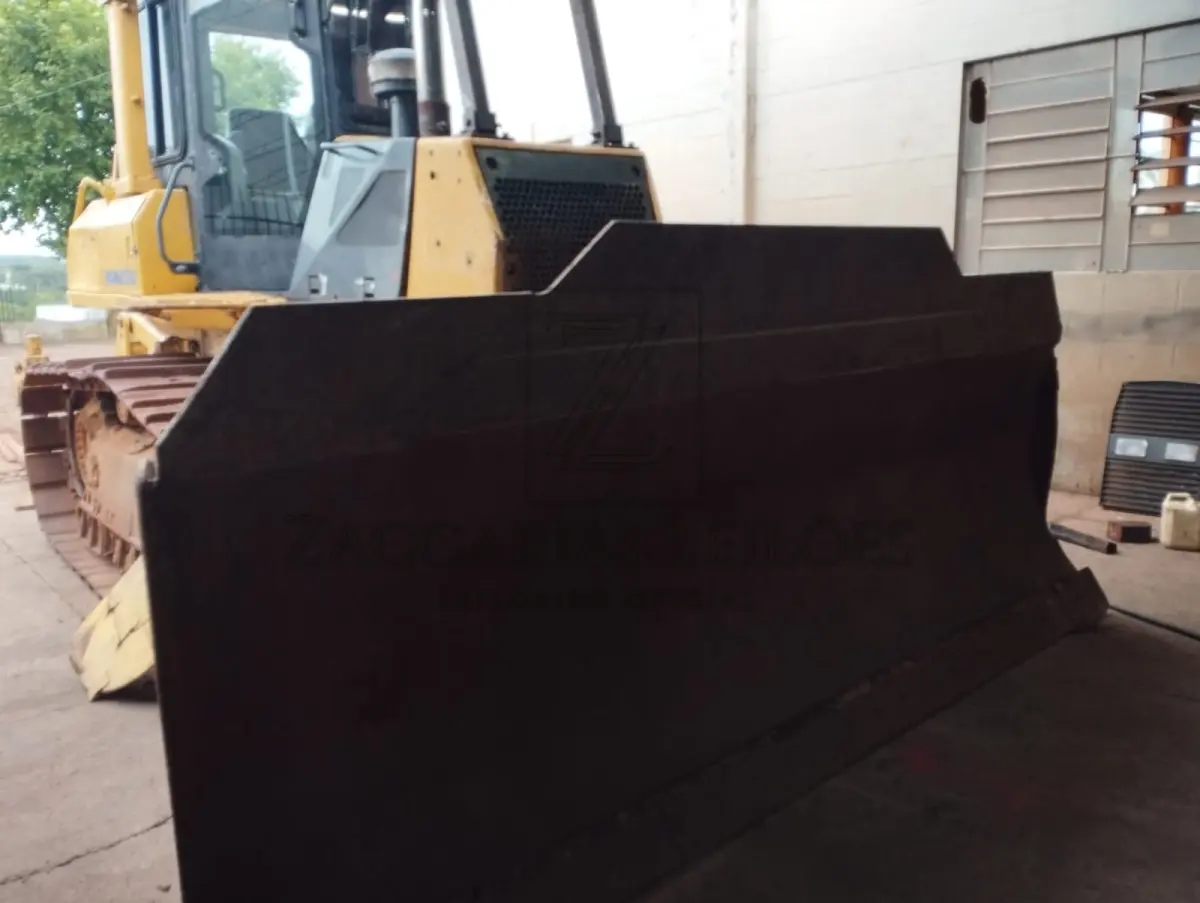 LOTE 001 - UM TRATOR DE ESTEIRA DA MARCA KOMATSU D61EX.