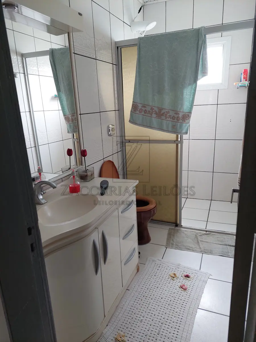 LOTE 001 - Bem: IMÓVEL: Um terreno urbano, constituído do lote n° 5 com aproximadamente 400m², com 17 metros ao leste de frente para a Rua Domingos Todeschini, no Bairro Cristo Redentor, cidade de Nova Bassano e 17,30 metros na parte oeste ao lado do lote n° 16; 21,50 metros ao lado com o lote n° 9 e 23,20 com o lote n° 4, terreno este dentro de área maior conforme transcrição número 7.708, folha 191, do Livro 3/J, datada de 03 de outubro de 1947, e do teor seguinte: parte do lote rural número vinte e oito, parte do lote rural número trinta e parte do lote rural número vinte e oito "A"(sobra) todos da Linha Benjamin Constant, Segundo distrito, o primeiro com a área de sessenta e dois mil oitocentos quarenta e sete metros quadrados, o segundo com a área de duzentos setenta mil - metros quadrados e a sobra com a área de setenta e sete mil quinhentos cinquenta e sete metros quadrados, perfazendo assim uma área total de quatrocentos dez mil quatrocentos e quatro metros quadrados, confrontando todo o imóvel: ao Norte, com os lotes números vinte e cinco e vinte e três "A" (sobra) daLinha Anita Garibaldi; ao Sul, com o travessão de frente; a Este, com:' C. os números vinte e oito e vintee seis "A" (sobra) da Linha Benjamin Constante a Oeste, com os números trinta e dois da Linha Benjamin Constant, vinte sete da Linha Annita Garibaldi e trinta e dois "A" (sobra) da Linha Benjamin Constant. (as) Wenceslina L. Zanettini, Oficial. Origens: 4.173, 4.174, 6.862, 6.863, 6.864, 6.865, 6.866, 6.884, 6.885, 6.886, 6.887, 7.285. No terreno citado acima, encontra-se construída uma residência mista, alvenaria e madeira, com 212 m² de área construída, de dois pavimentes, composta por 4 dormitórios, sala, cozinha, 2 banheiros, lavanderia externa com 20 m² e amplo pátio cercado. A residência possui fácil acesso, rua pavimentada, com sua construção em perfeito estado, sem trincas ou fissuras, com sua pintura em boa qualidade.