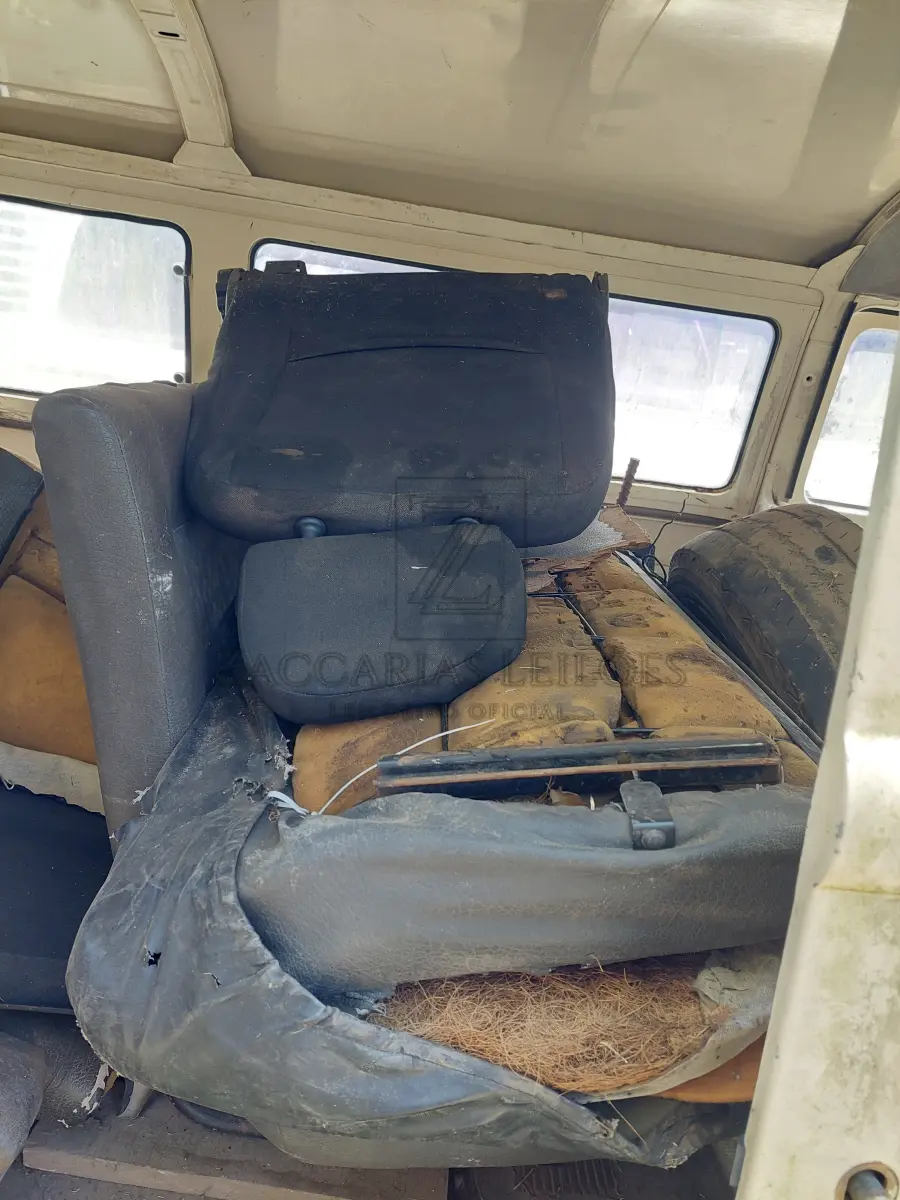 LOTE 003 - Veículo da marca VOLKSWAGEN/KOMBI, placas IHP-7637, tipo camioneta, ano/modelo  1993/1994, RENAVAM 00582850606, a gasolina.